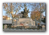 Standbeeld aan de rand van de Vesting Saint-Louis in Carcassonne