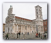 Lucca : San Michele in Foro met beeld van Michaël