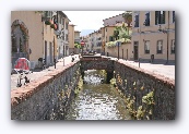 Lucca : Via del Fosso met gekanaliseerd riviertje